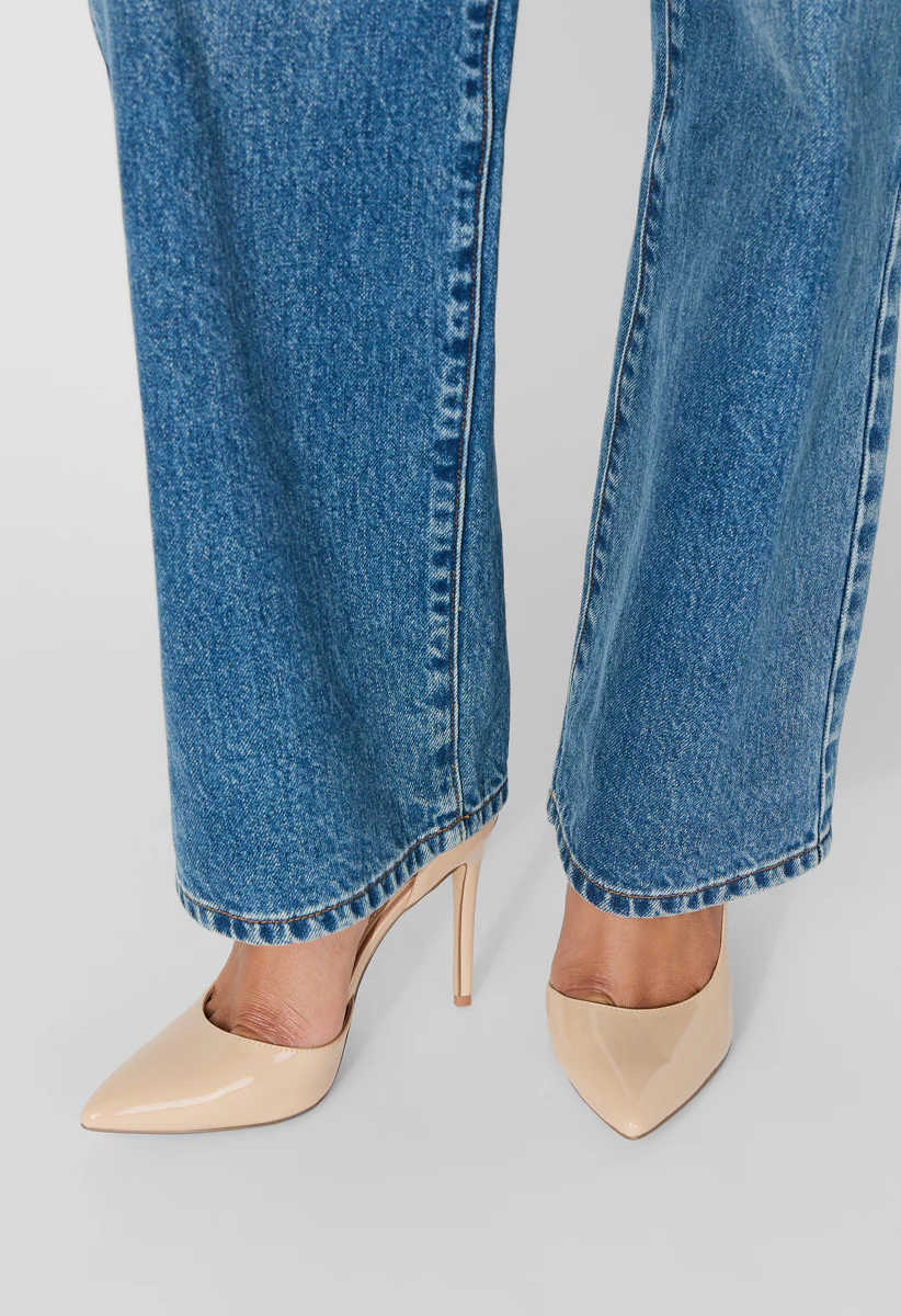 Annakay Pointed Toe Pump - Image 2