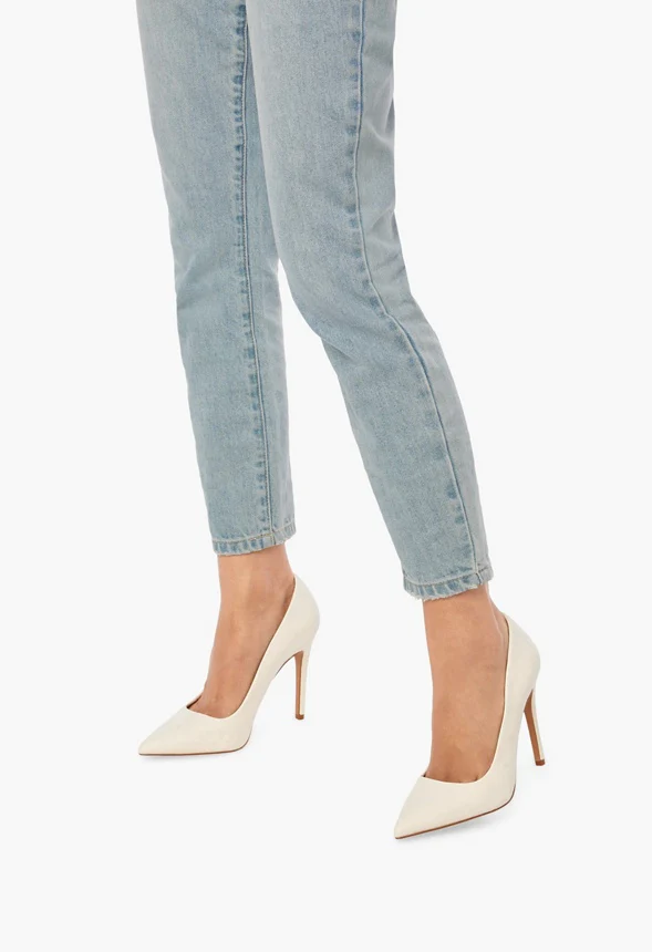 Gisselle Classic Pump - Image 5