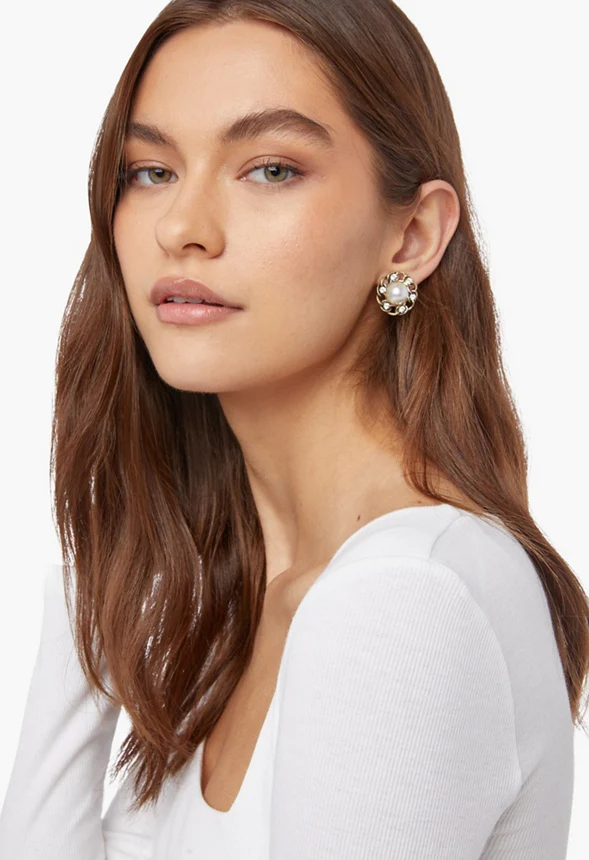 Pearl Studs With Molded Chain Rim Earrings - Image 4
