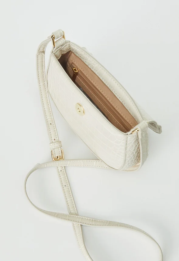 Shoulder Bag With Metal Plate - Image 7